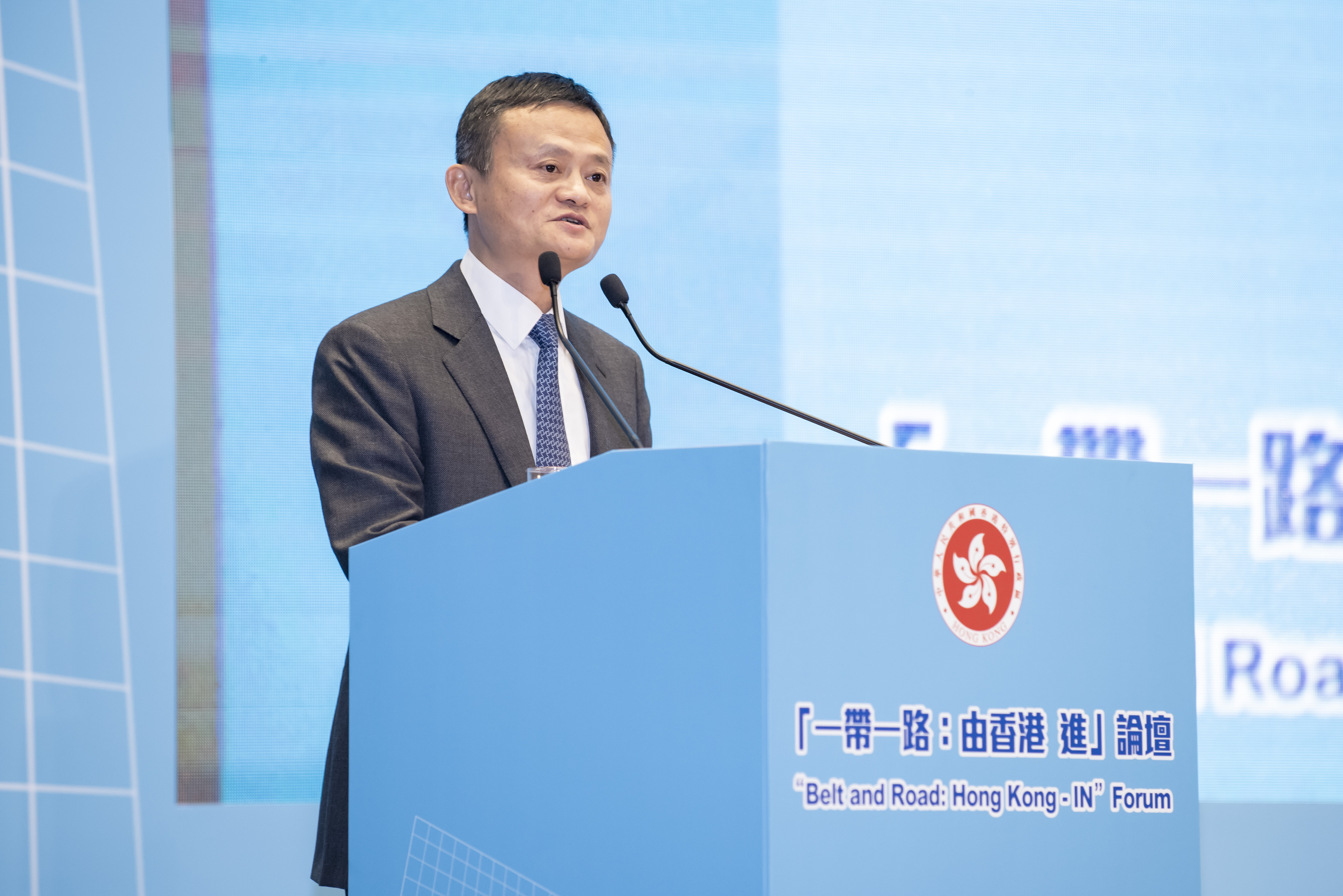 Mr Jack Ma, the Executive Chairman of the Alibaba Group, delivered a speech at the Forum from the perspective of private enterprises on leveraging Hong Kong’s advantages in professional services and expertise to serve as the launch-pad into the Belt and Road markets.