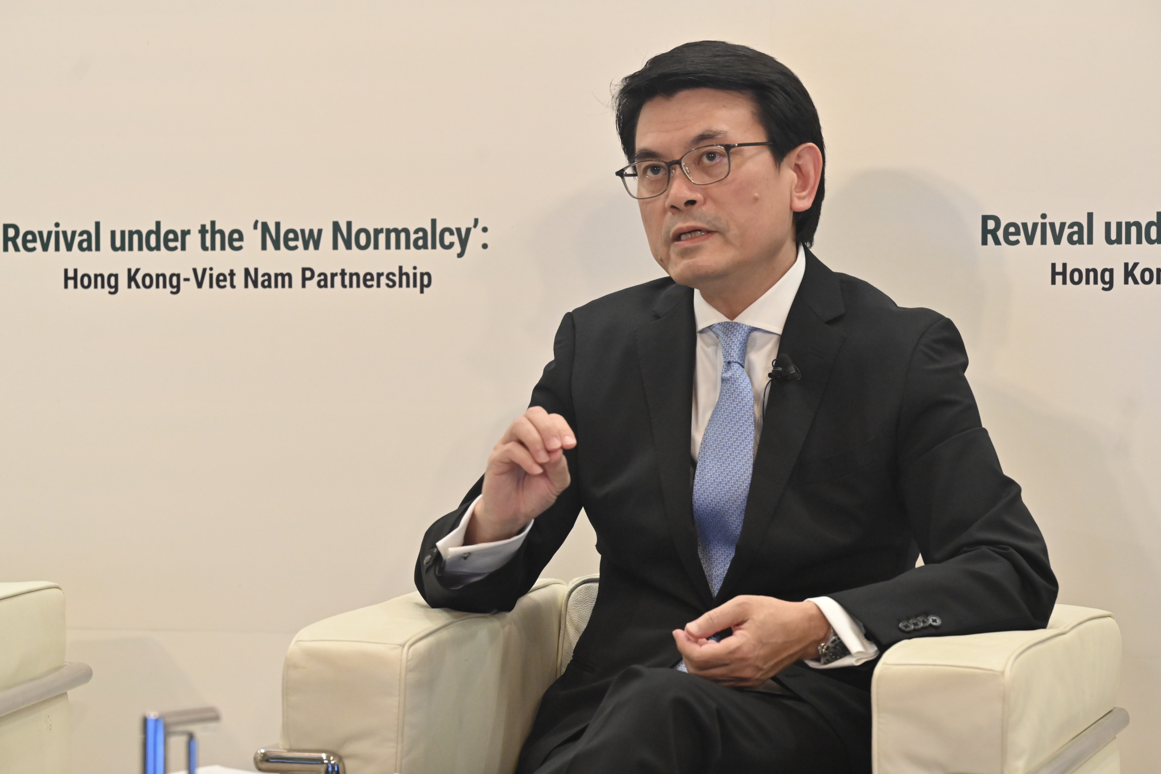 商务及经济发展局局长邱腾华在「香港—越南：『新常态』下迈向复苏」网上研讨会致开幕辞。