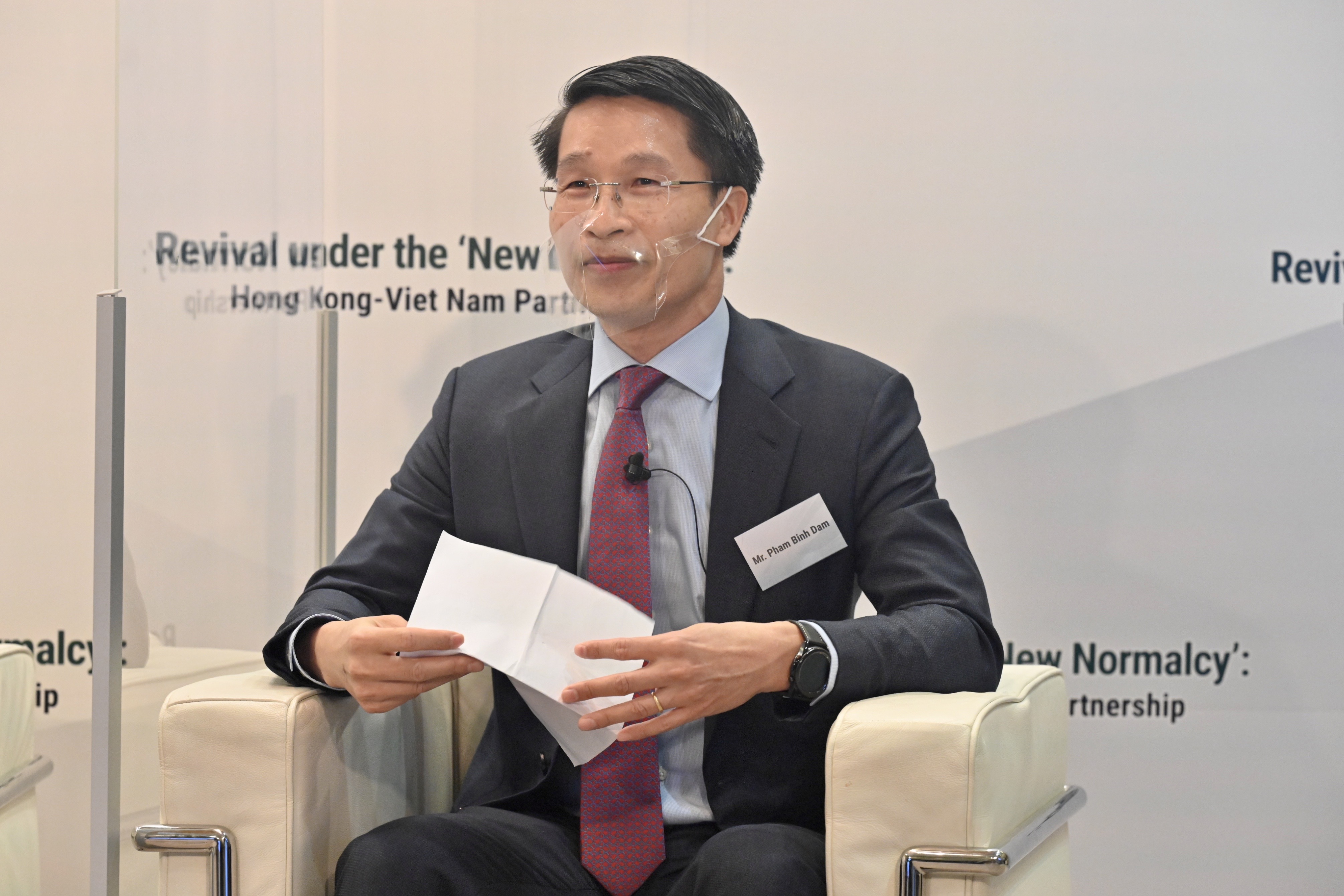 越南驻香港特别行政区总领事范平谭在研讨会致闭幕辞。