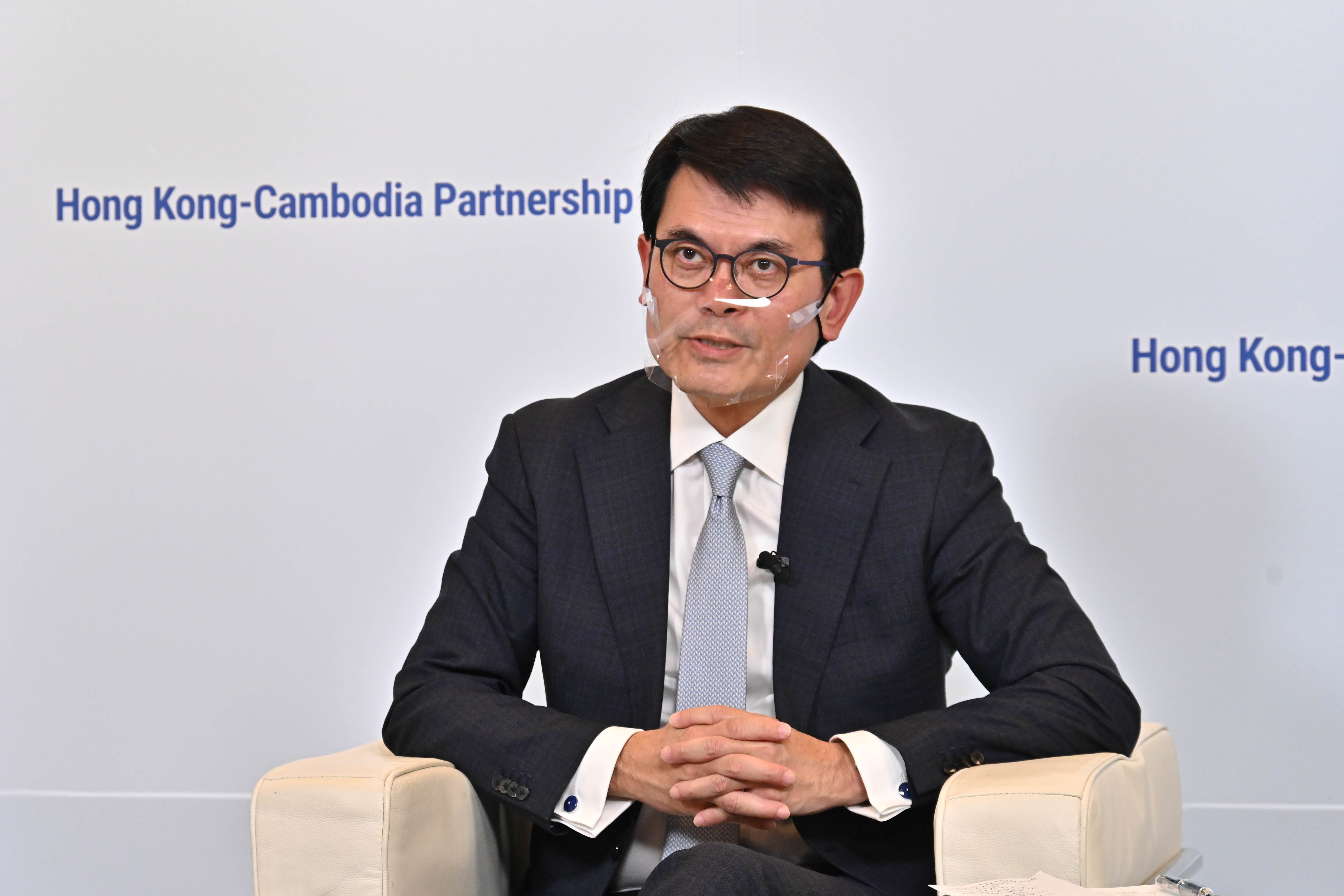 商务及经济发展局局长邱腾华在「香港与柬埔寨同创机遇」网上研讨会致开幕辞。