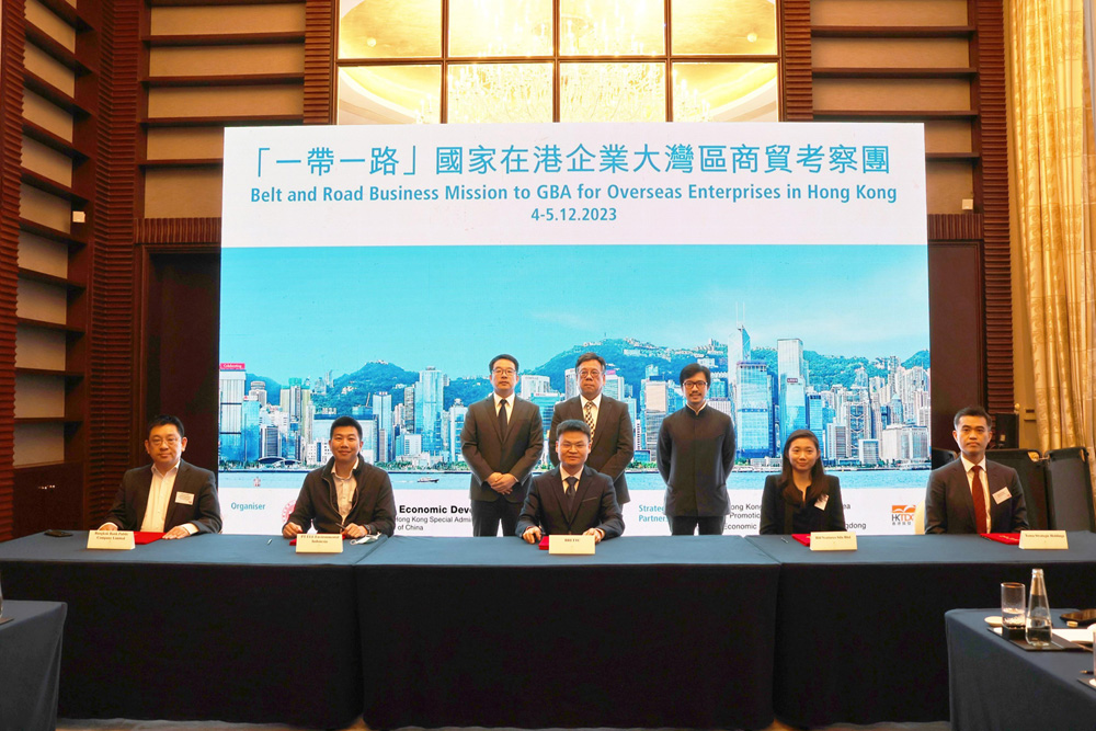 Secretary for Commerce and Economic Development, Mr Algernon Yau (back row, centre); the Commissioner for Belt and Road, Mr Nicholas Ho (back row, right), and a representative of the Belt and Road Environmental Technology Exchange and Transfer Center (Shenzhen) (B&RETTC) witnessing the signing of Memoranda of Understanding between enterprises and the B&RETTC.