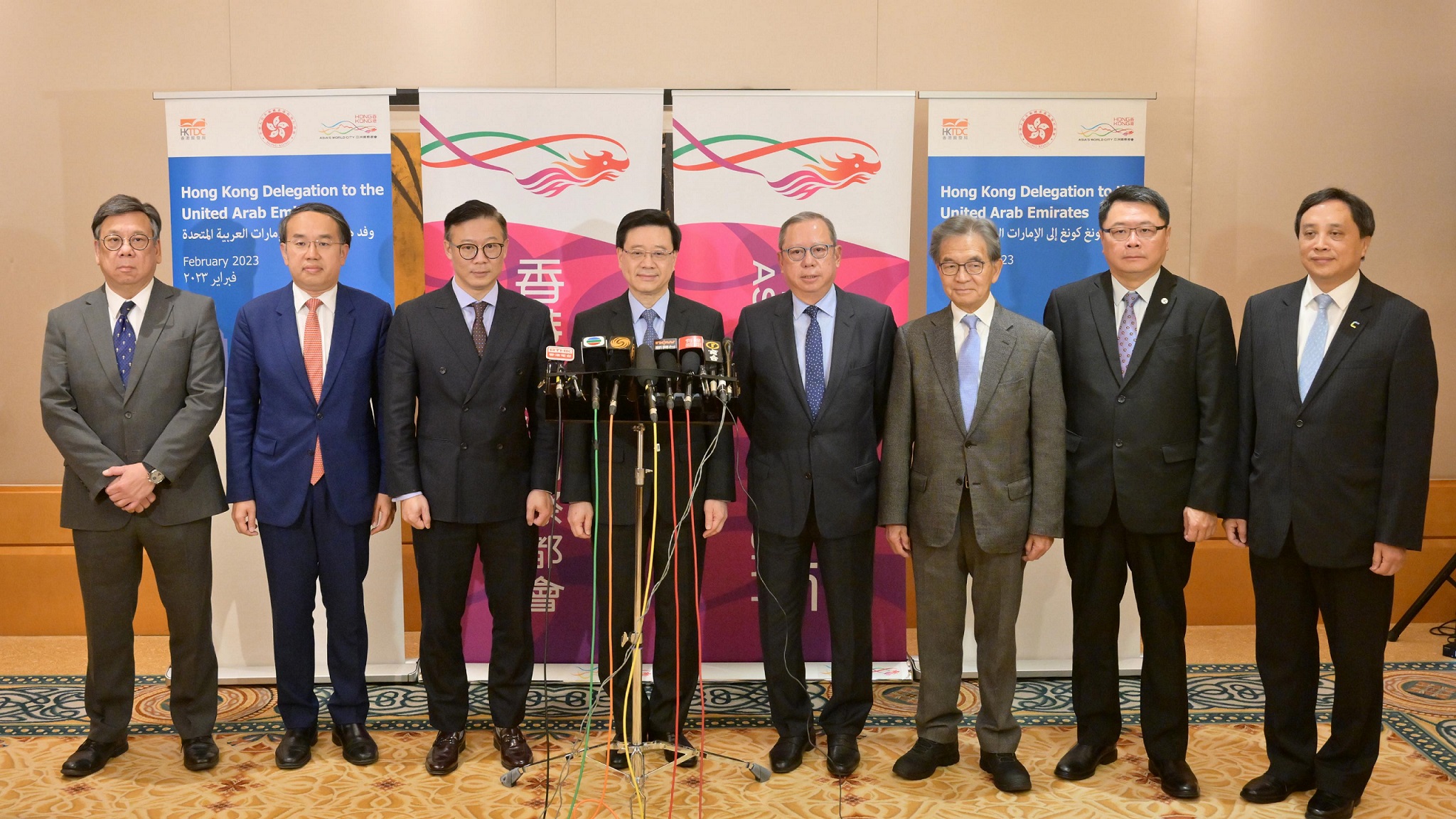 行政长官李家超(左四)于二零二三年二月十日(迪拜时间)在阿拉伯联合酋长国迪拜,联同律政司副司长张国钧(左三)、财经事务及库务局局长许正宇(左二)、商务及经济发展局局长丘应桦(左一)、香港贸易发展局主席林建岳博士(右四)、香港机场管理局主席苏泽光(右三)、香港科技园公司及香港工业总会主席查毅超博士(右二)及数码港管理有限公司主席陈细明(右一)会见传媒。
